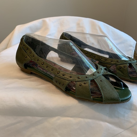 Moss green flats - Picture 2 of 7